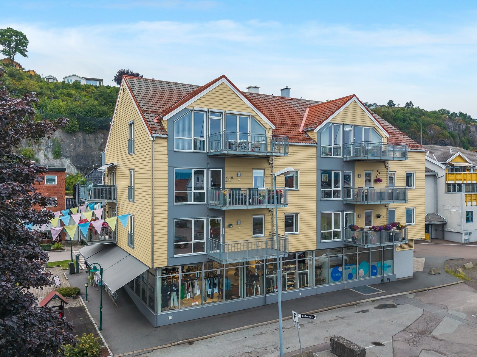 Leiligheten disponerer en bod i kjeller. Her er det også felles sykkelparkering for sameiet. Galleribilde