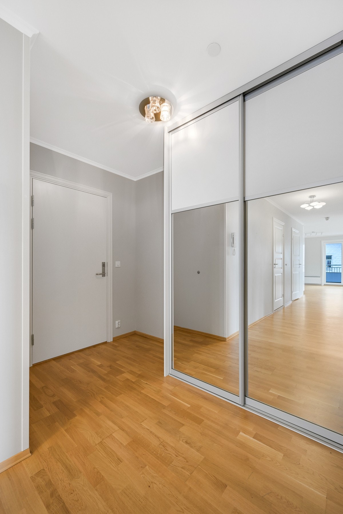 Fin skyvedørsgarderobe i gangen. Godt plassert for å holde orden i alt fra sko til jakker. Galleribilde