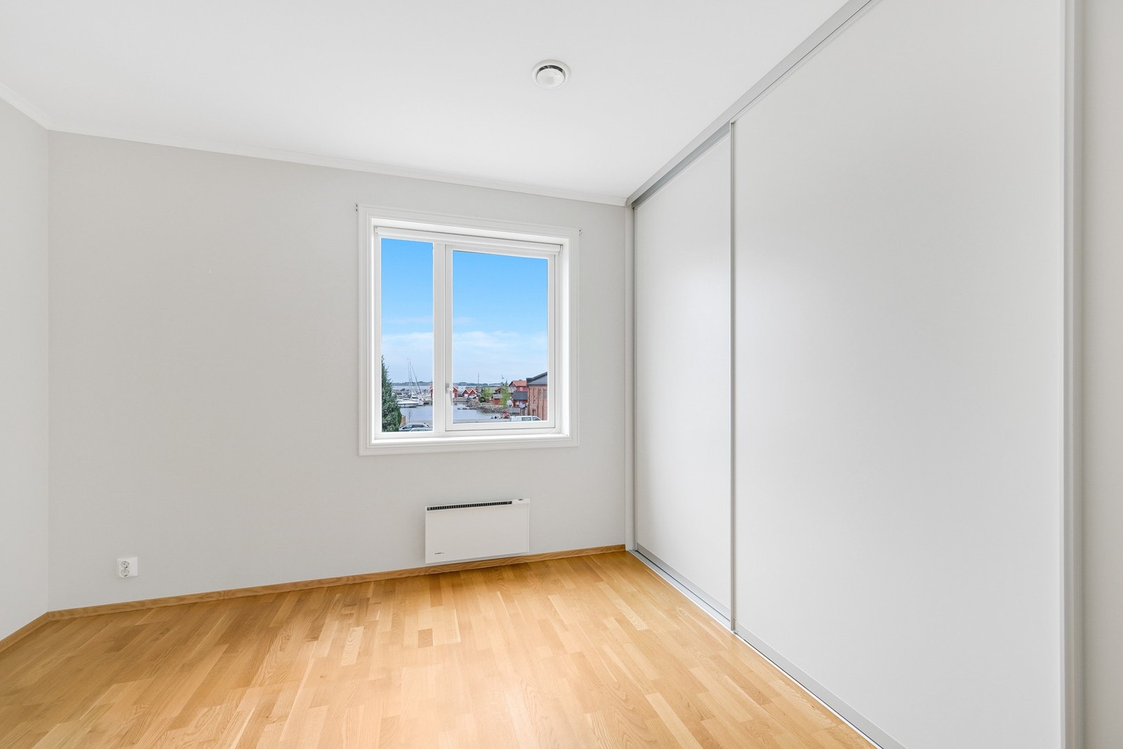 Leiligheten har 2 fine soverom. Dette har skyvedørsgarderobe for praktisk klesoppbevaring. Galleribilde