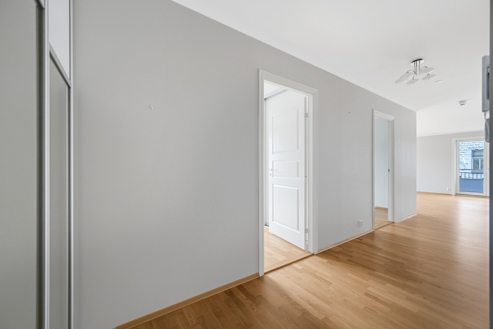 Leiligheten fremstår som velholdt. Mengder av naturlig lys strømmer inn rommene. Galleribilde