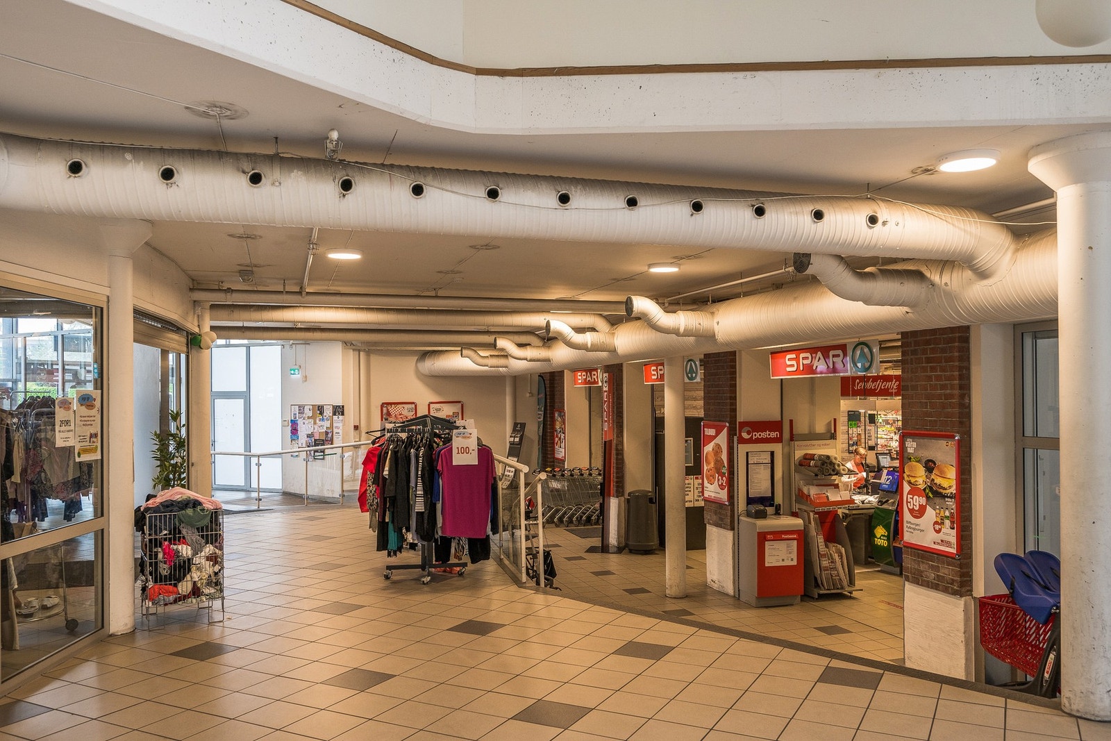 Kullboden med dagligvare, post, kafé og klesbutikk mm. er kun et steinkast unna. Galleribilde