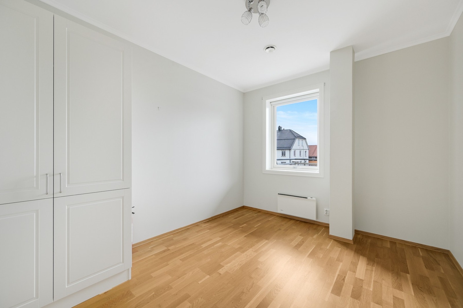 Soverom nr. 2 med garderobeskap. Begge rommene har monterte panelovner. (Ikke funksjonstestet). Galleribilde