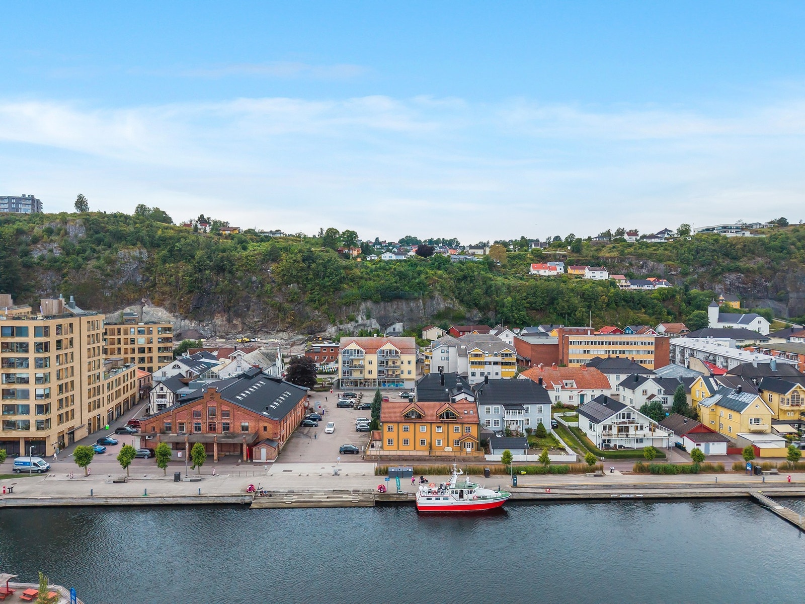 Du finner alt fra dagligvarehandel, kaféer og restauranter innen ett minutts avstand fra boligen. Her ligger forholdene til rette for en praktisk hverdag. Galleribilde