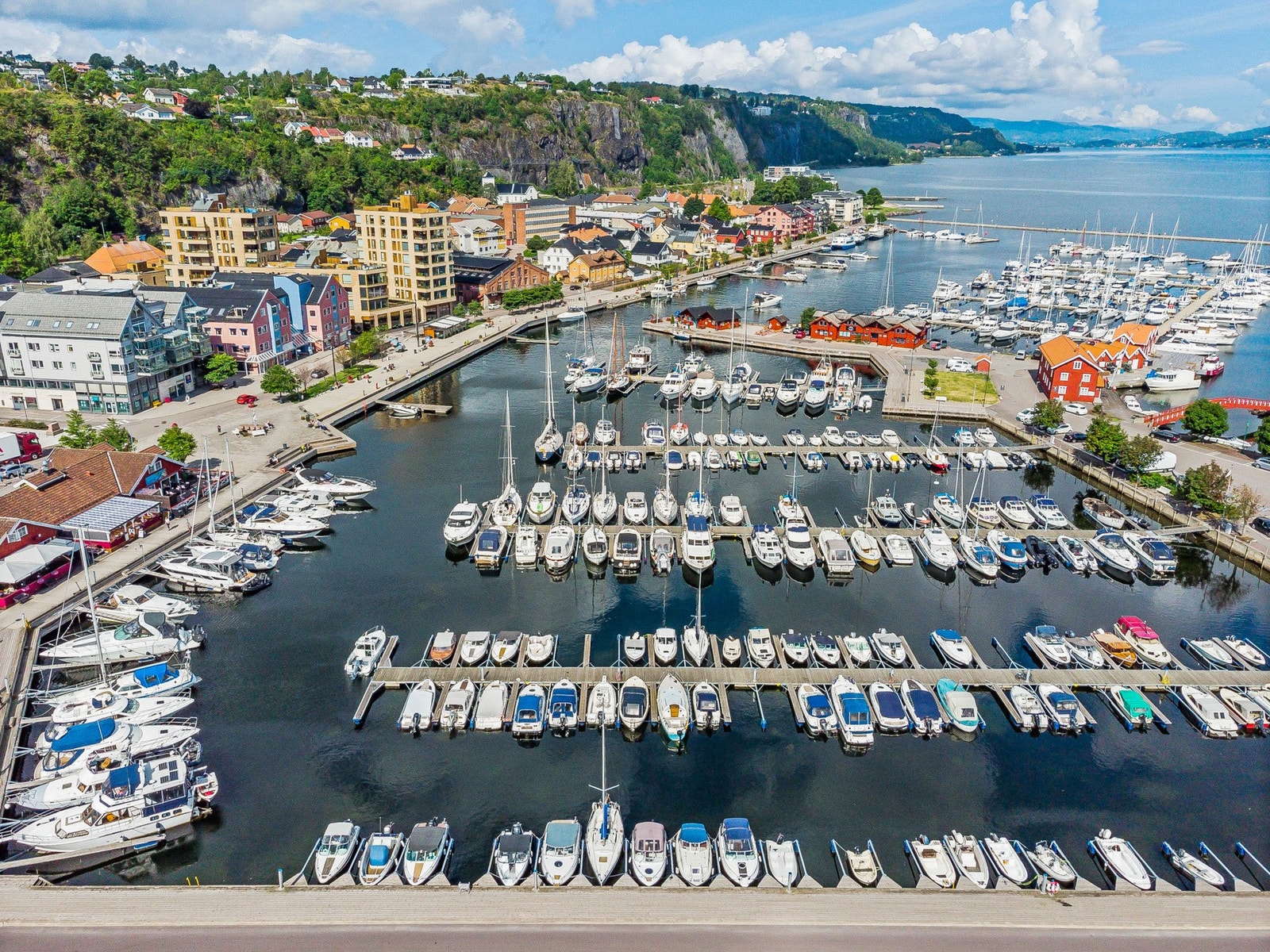 Holmestrand sentrum yrer av liv om sommeren, og her bor man i umiddelbar nærhet til havnen. Galleribilde