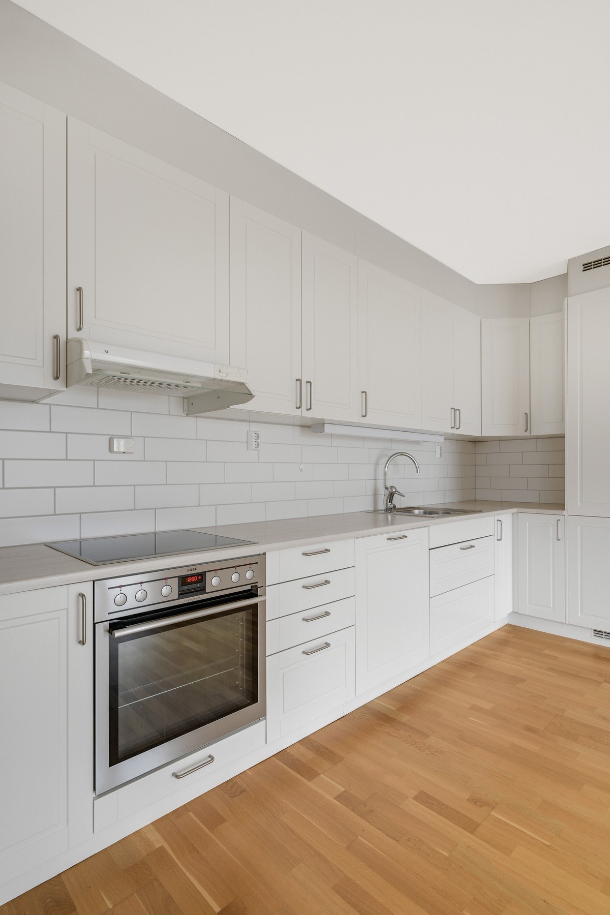 Det er god benkeflate og nok av skap og skuffer for å holde kjøkkenet organisert. Vannvakt og komfyrvakt. Galleribilde