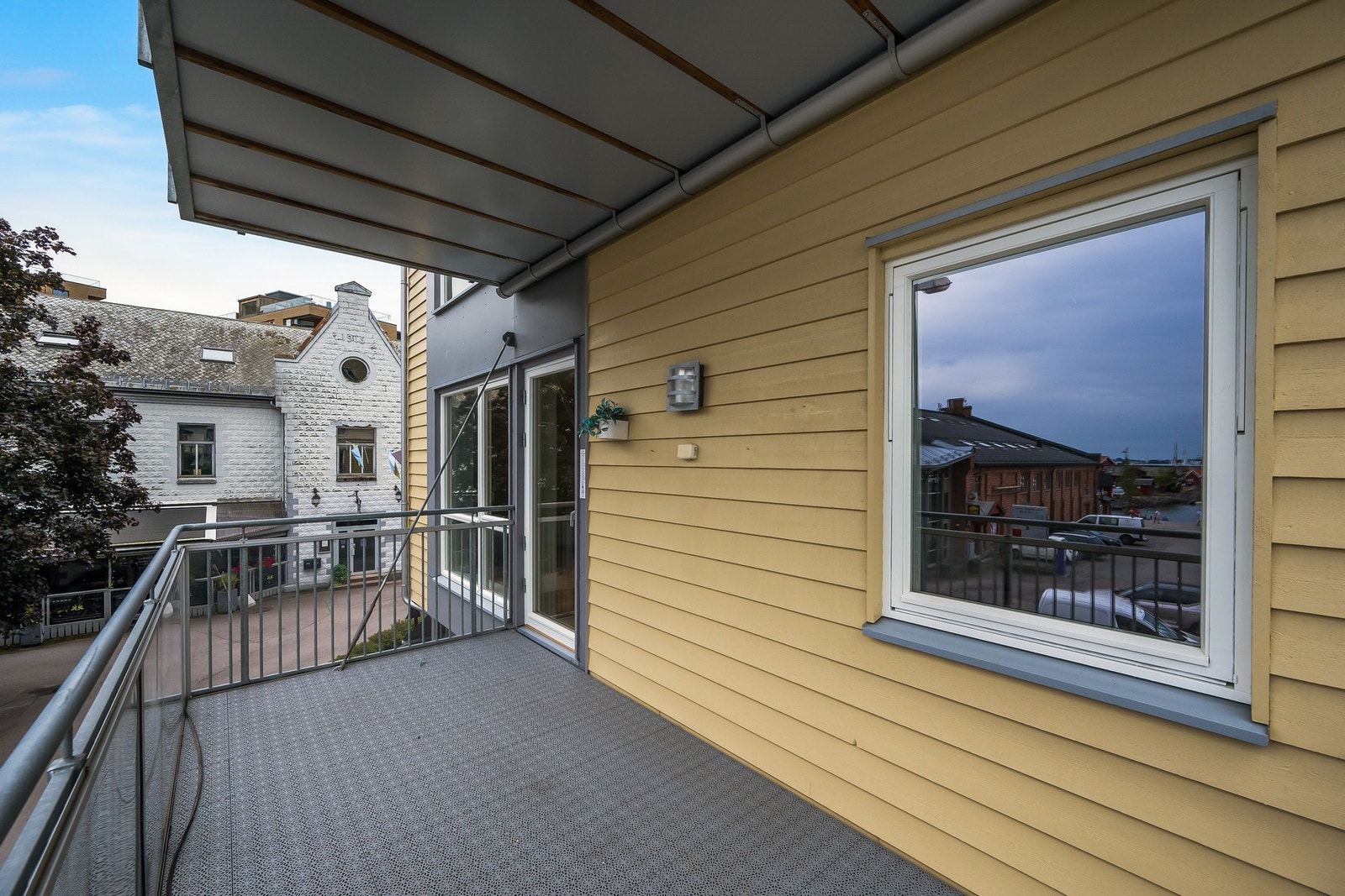 Balkong på 10 kvm hvor man kan nyte frisk luft og den flotte utsikten. Galleribilde