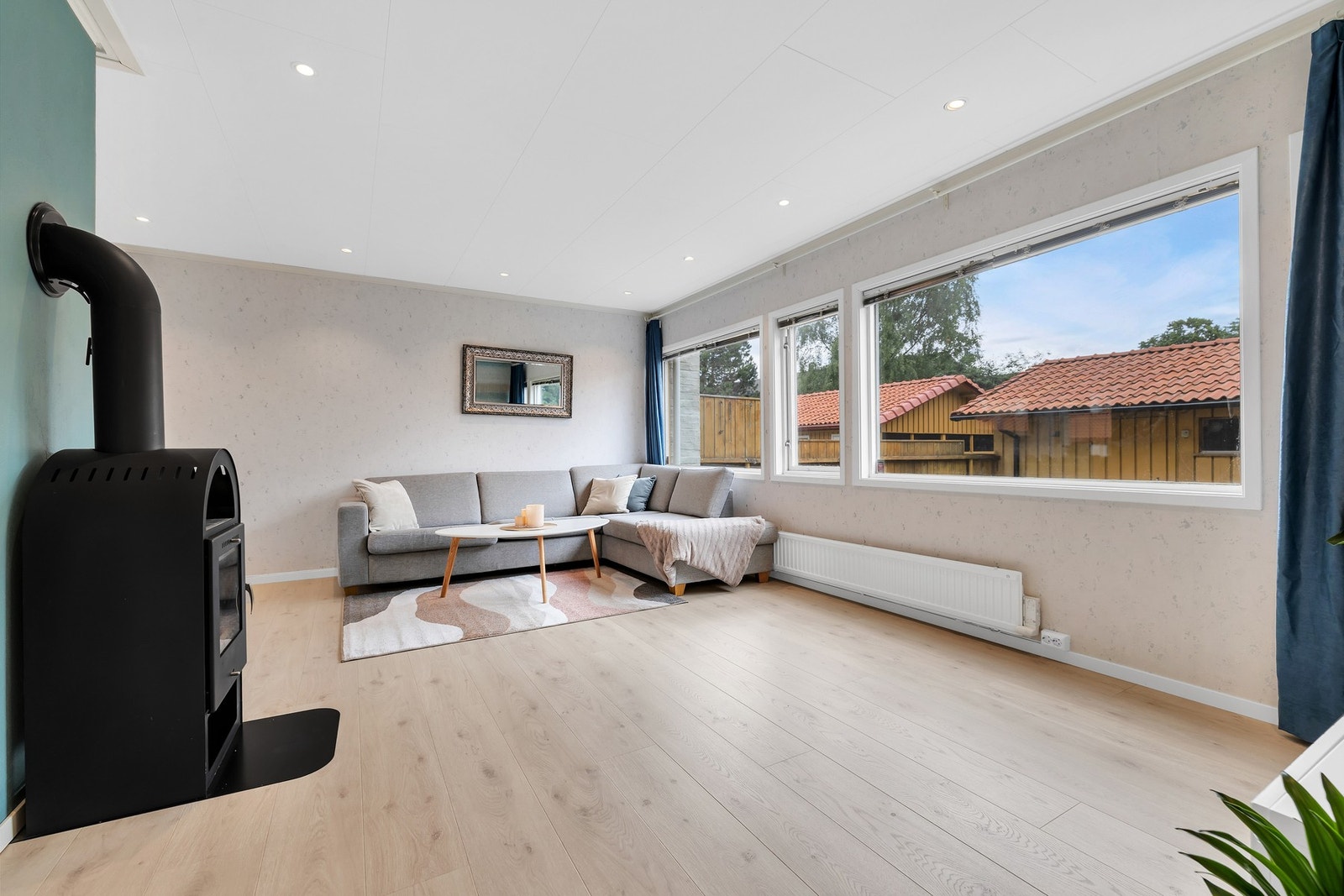 Boligen varmes opp gjennom elektrisitet, varmepumpe og vedfyring som gir en lun atmosfære i huset. Galleribilde