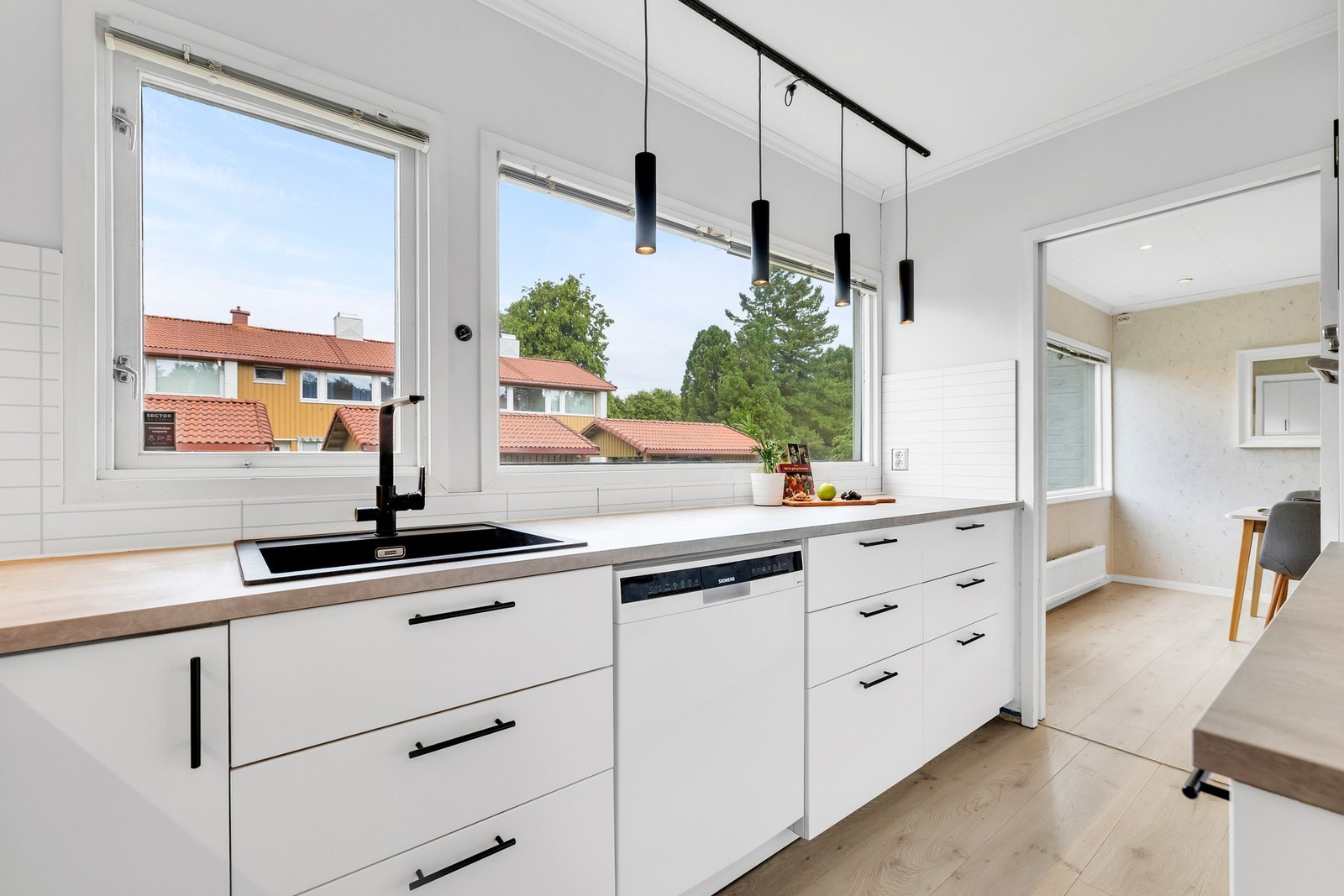 Kjøkkenet er innredet med plane fronter og laminerte benkeplater. Galleribilde