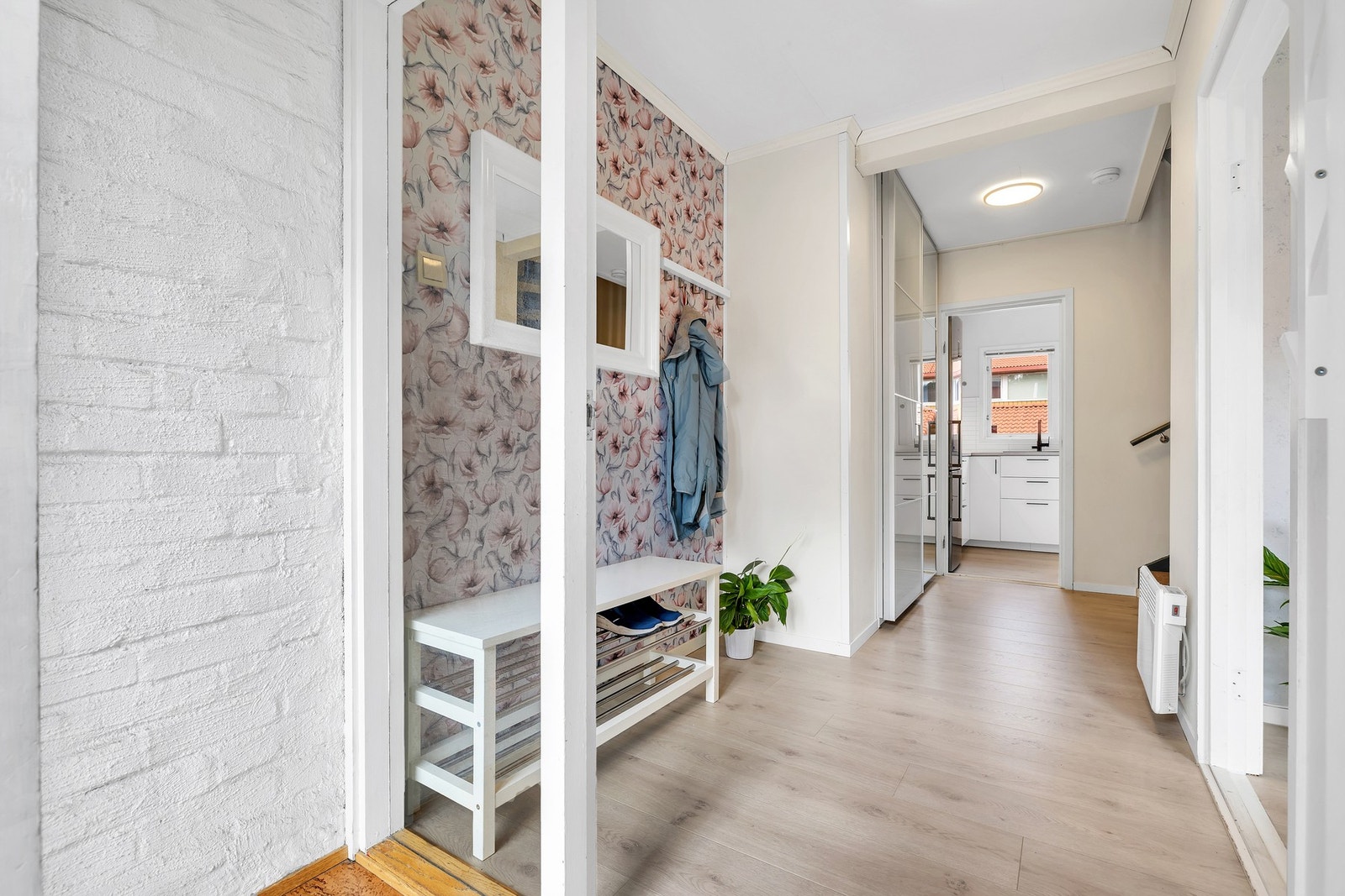 Lys og hyggelig entrè med god plass for sko og yttertøy. Galleribilde