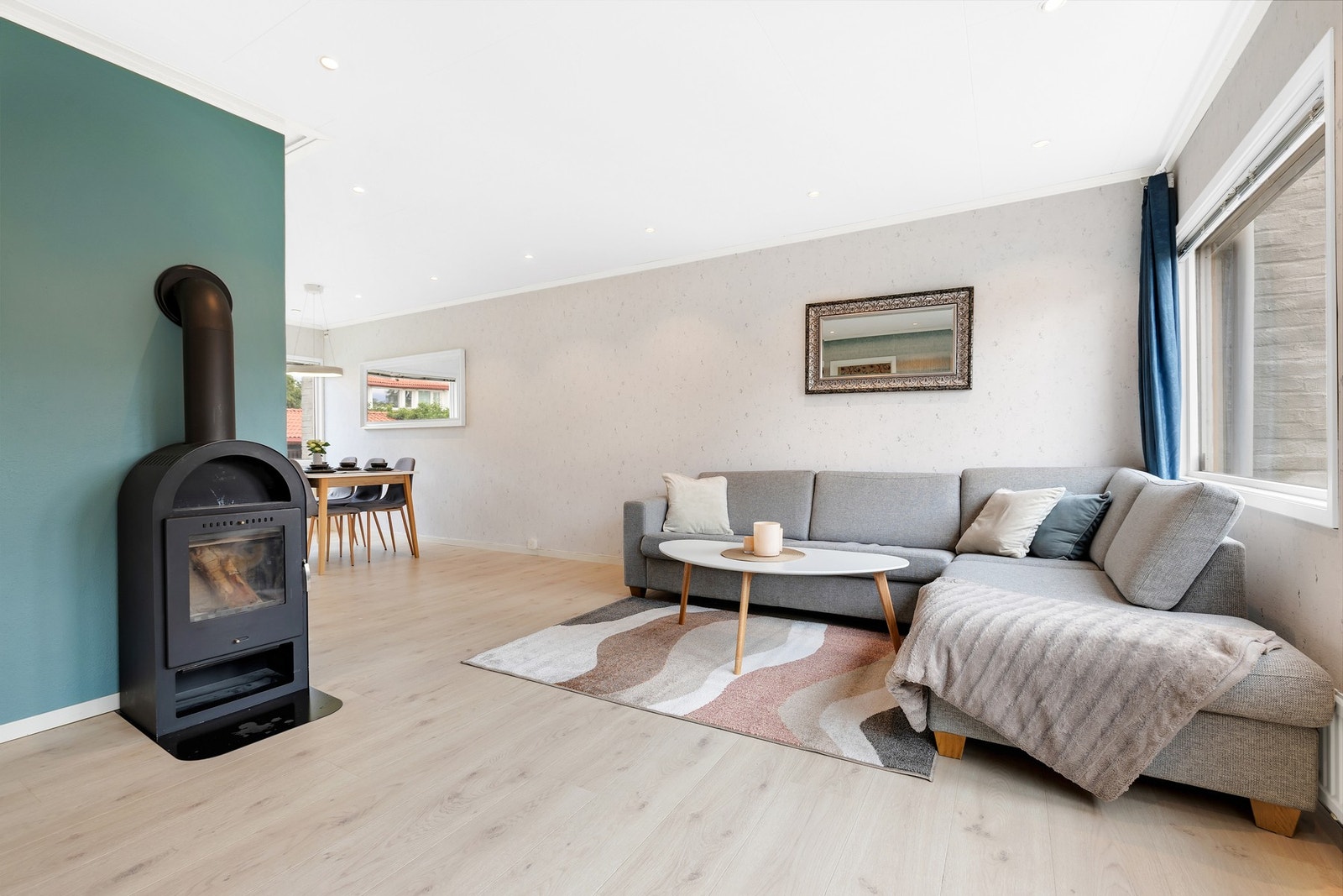 Det er gjort store oppgraderinger i boligen de siste årene både i 1. og 2. etasje. Kjøkken og bad ble pusset opp i 2023. Galleribilde