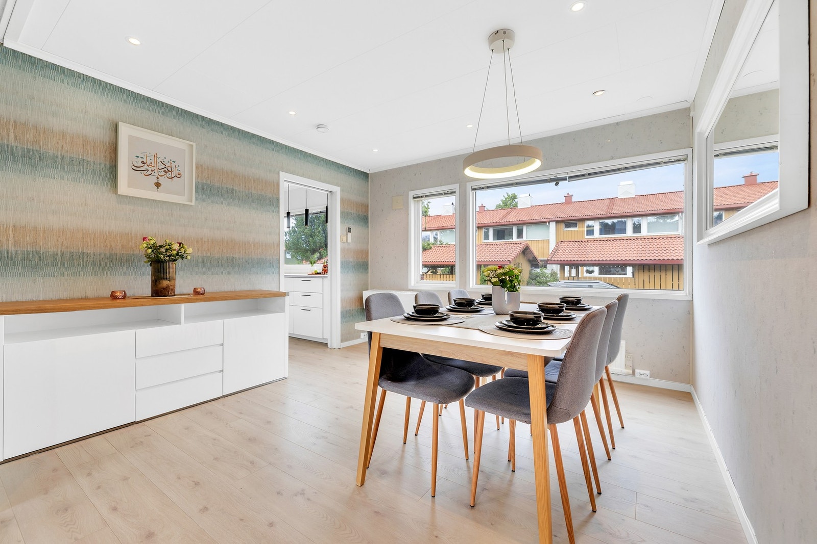 Det er installert spotter i himling med smartbelysning som styres gjennom app. Galleribilde