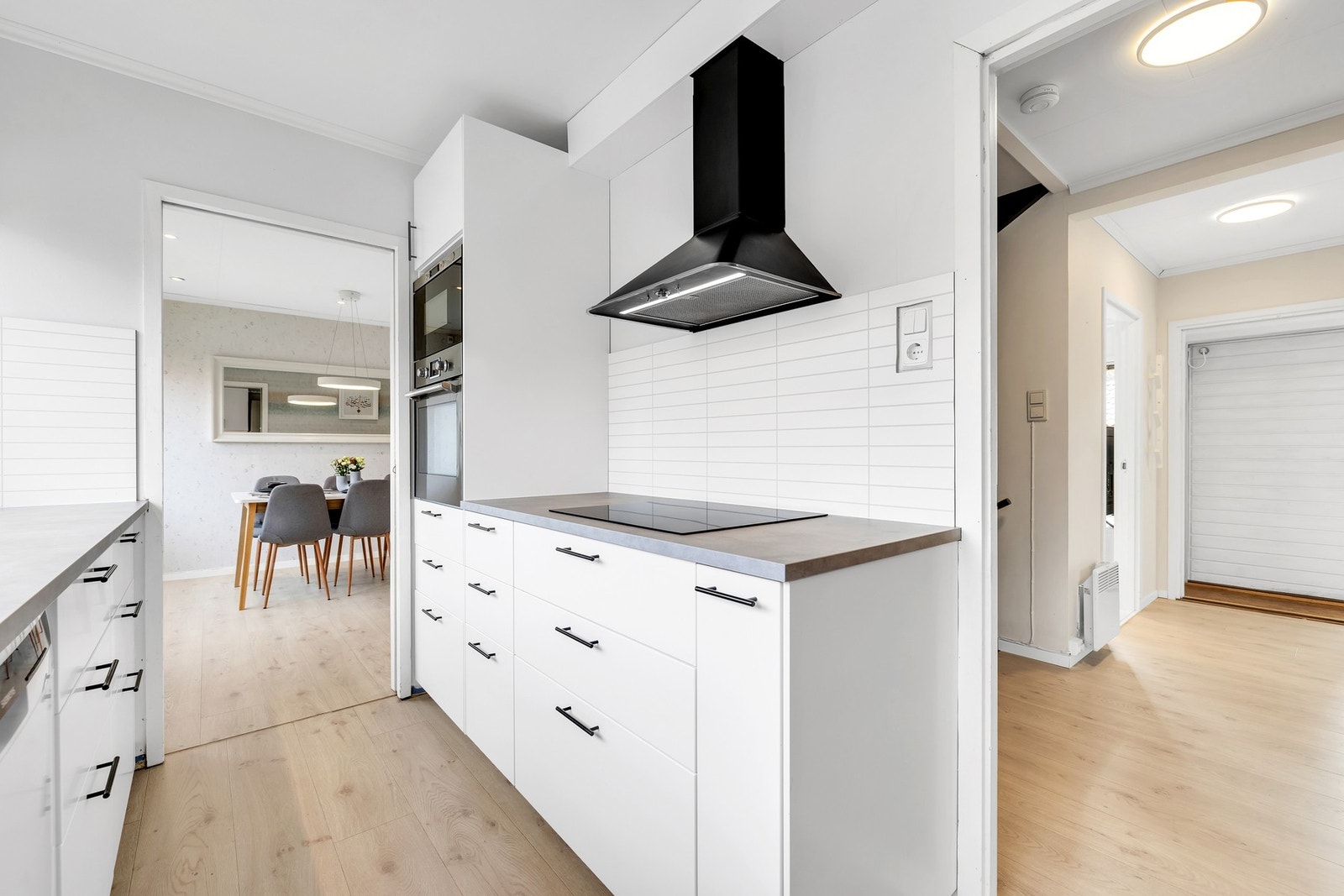 Av integrerte hvitevarer er det induksjonstopp, stekeovn og mikrobølgeovn. Galleribilde