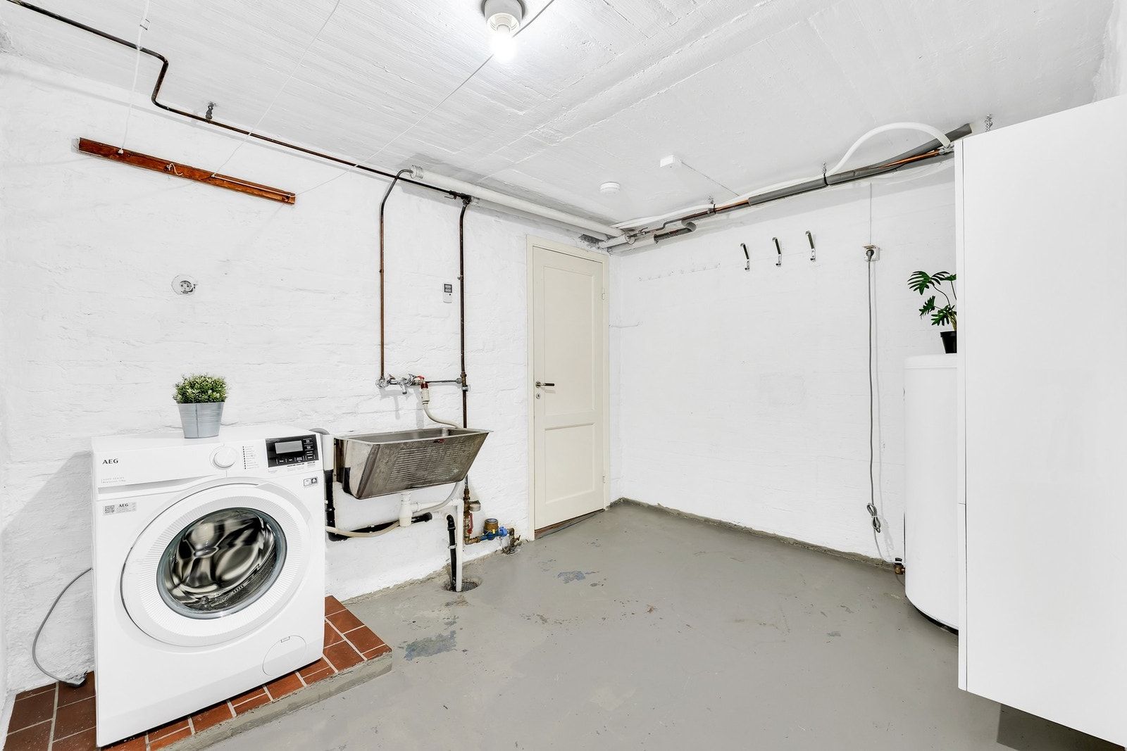 Vaskerom i kjeller, med tilgang til en bod på ca. 6 kvm med gode oppbevaringsmuligheter. Galleribilde