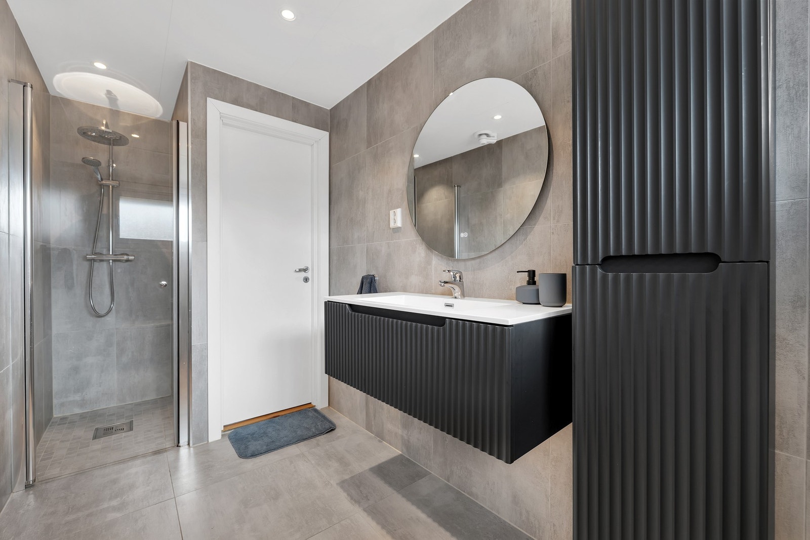 Badet har en praktisk utforming og stilfull innredning. Galleribilde