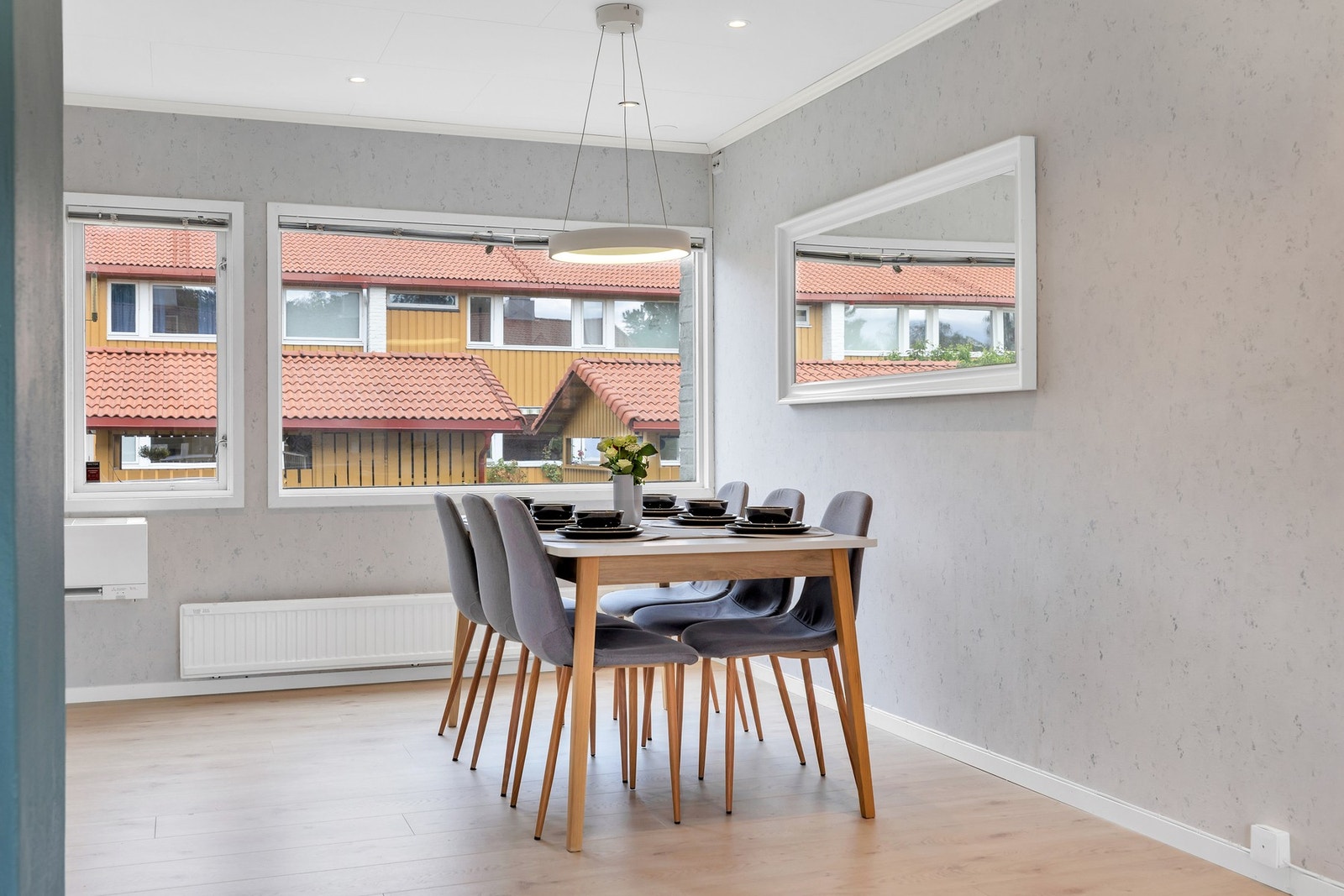 Mellom stue og kjøkken finner spisestuen sin naturlige plassering. Galleribilde