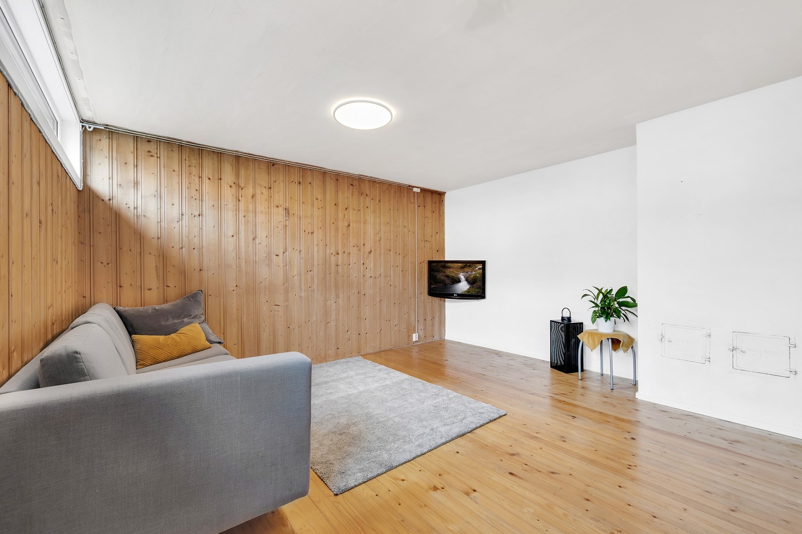 Her er det installert nye vinduer, og stuen egner seg perfekt som hobbyrom. Her er det mange muligheter for den kreative! Galleribilde