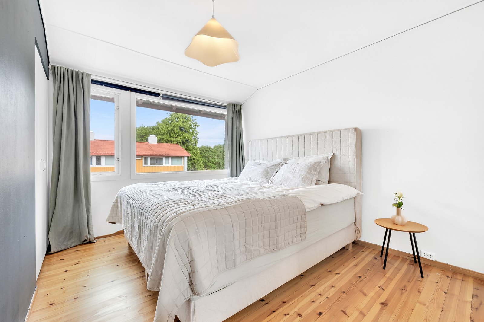 Hovedsoverommet er av god størrelse, og rommer hele 11,8 kvm. Her er det god plass til dobbeltseng og garderobe. Galleribilde