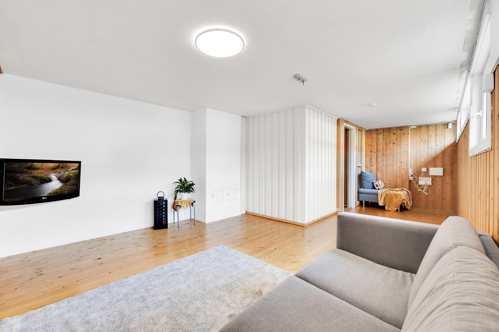 I kjelleretasjen er det en romslig stue på 20 kvm, vaskerom, 2 romslige boder samt toalettrom. Galleribilde