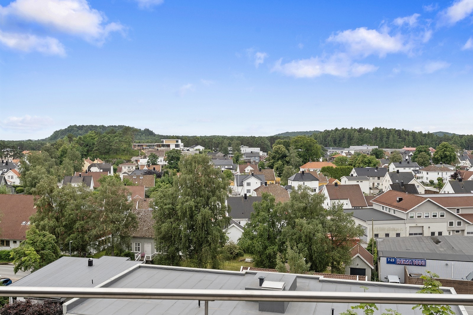 Flott utsikt ut over Vestnes og mot havet. Galleribilde