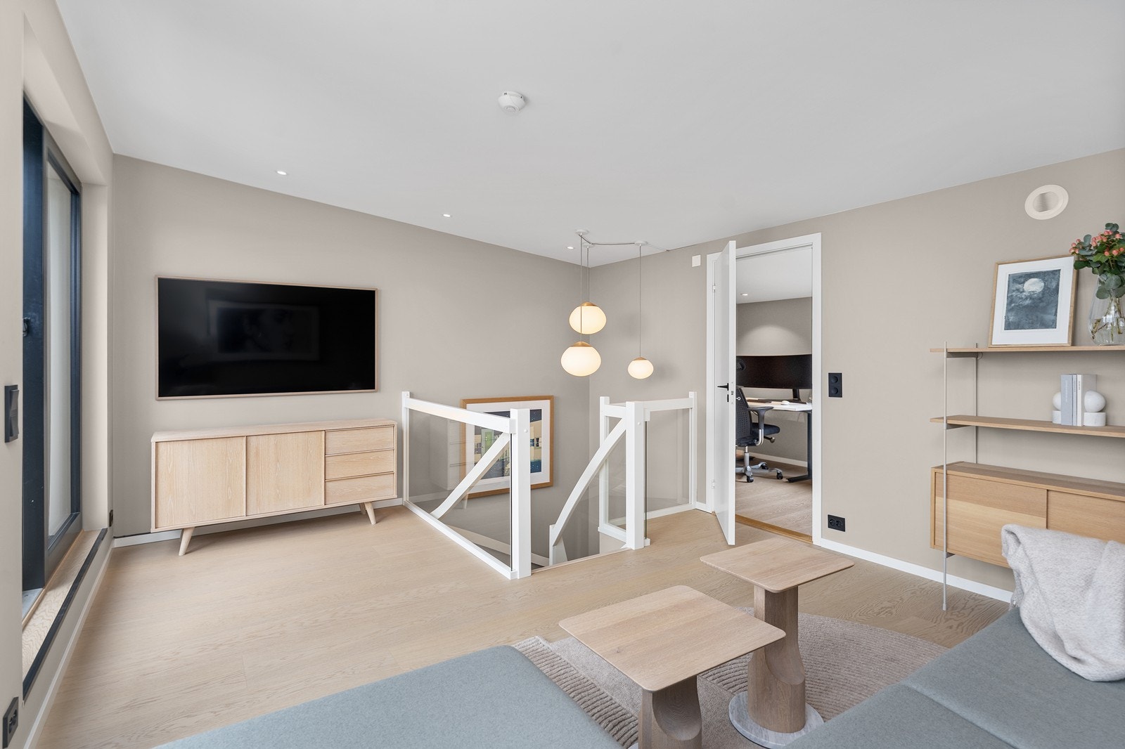 I toppetasjen er det stue, med utgang til uteplass/Pergola, og stort soverom. Galleribilde