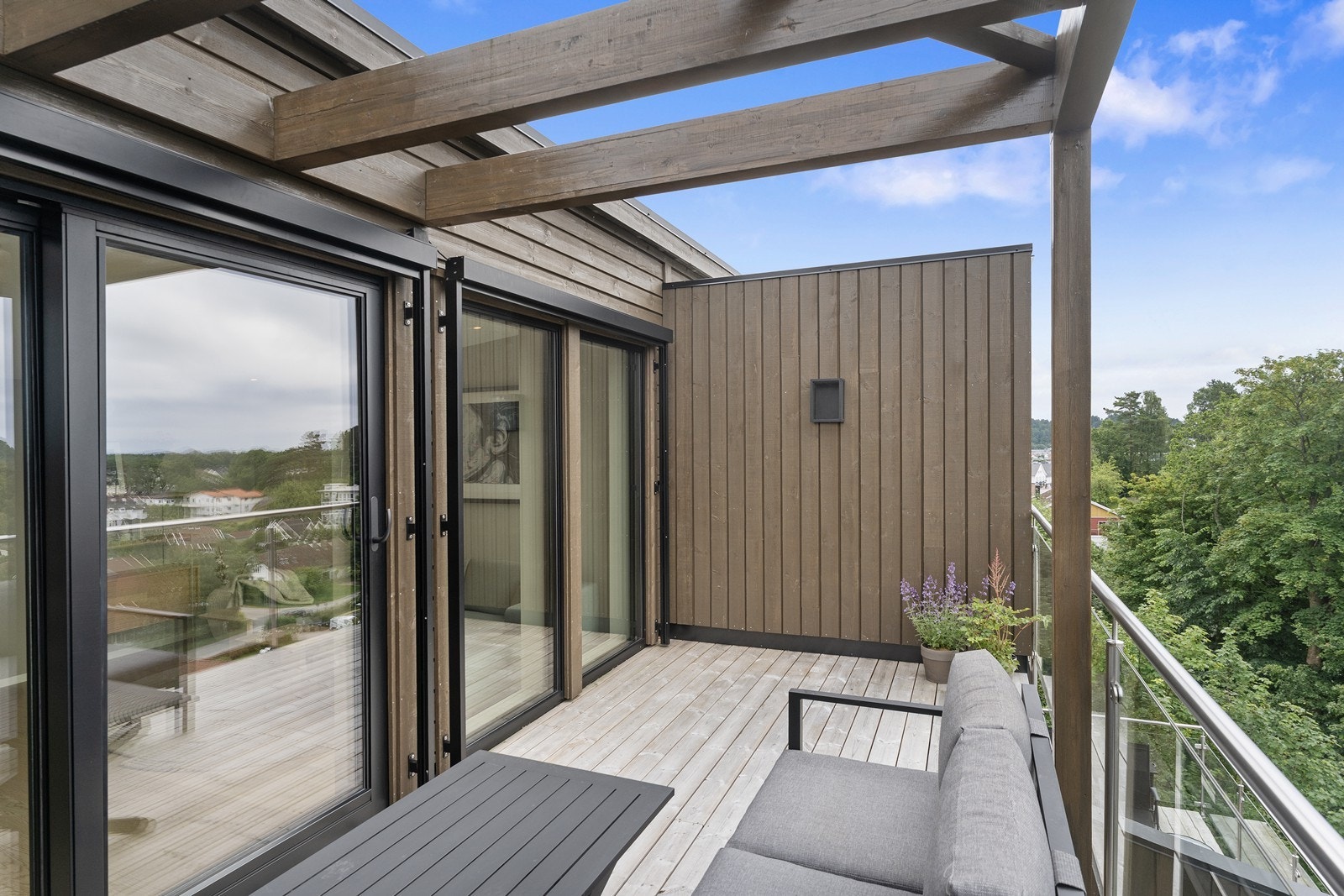 Uteplass, med pergola, fra toppetasjen. Galleribilde