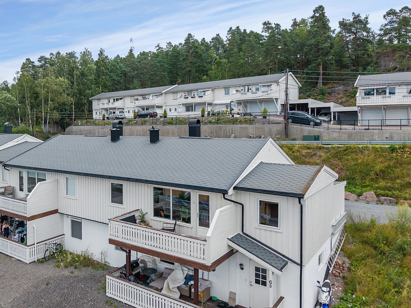 Oppgraderinger som er verdt å merke seg: Byttet samtlige downlights og termostater i leiligheten, lagt varmematte i entré, varmefolie i stue, montert komfyrvakt og el-billader. Galleribilde