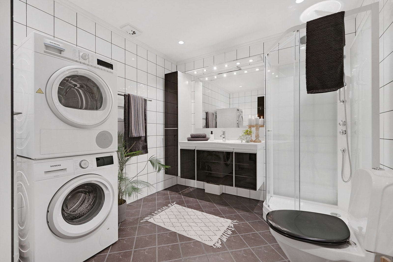 Baderommet er luftig med mulighet for både vaskemaskin og tørketrommel. Romslig innredning med speil, skap og servant med underskuffer. Galleribilde