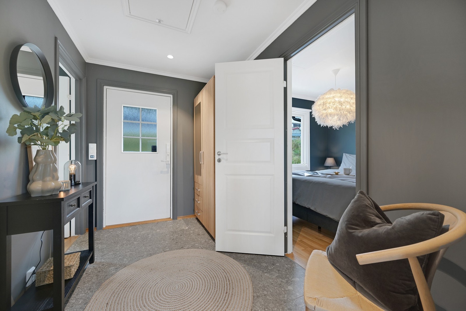 Velkommen inn i den hyggelige entréen. Her er det mer enn nok av rom for garderobeskap og sko-oppbevaring. Galleribilde