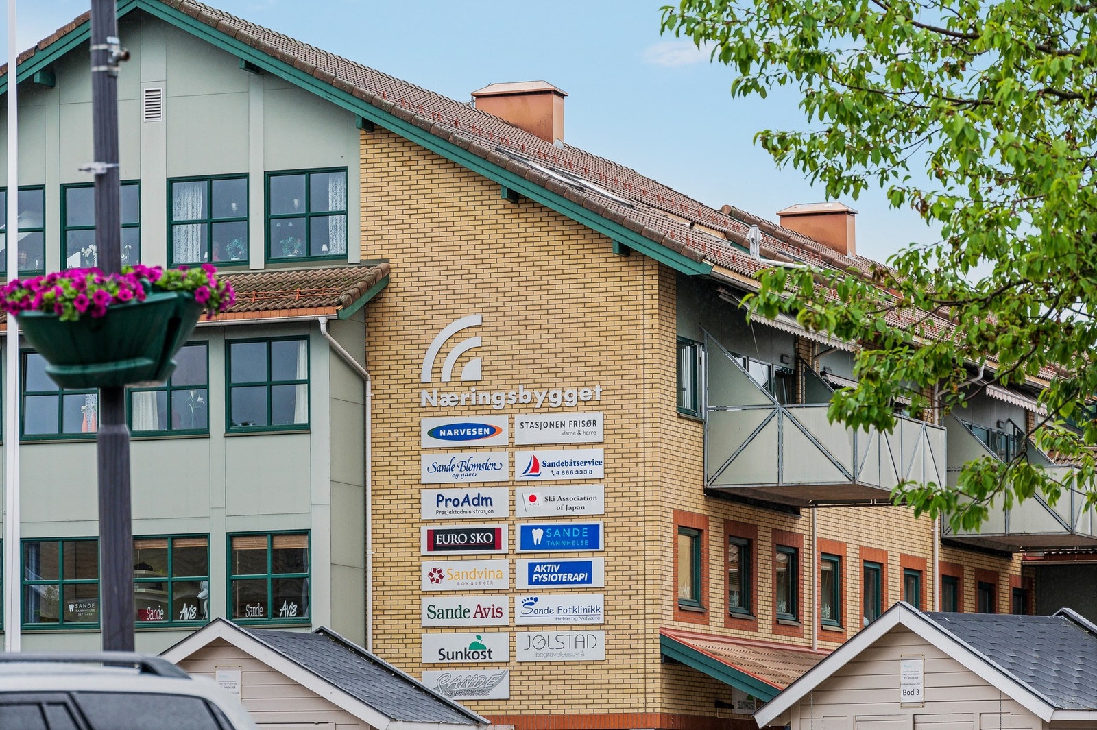 En rask biltur til Sande sentrum med en rekke butikker, restaurant og café. Galleribilde