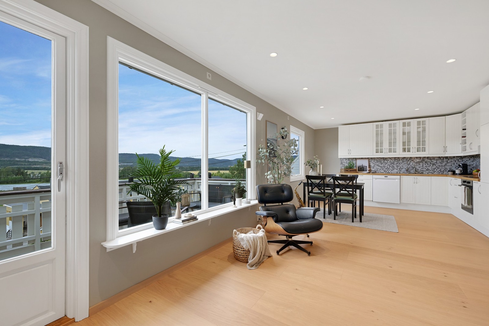 Andreas Rasch Wegger v/PrivatMegleren Holmestrand har gleden av å presentere Granbakken 6C! Foto: Kristian T. Bollæren Galleribilde