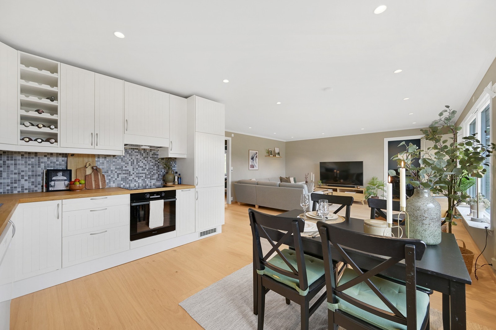 Det er rikelig med skap og skuffer for å holde orden. Komfyr/koketopp og kjøl/frys er integrert i innredningen. Oppvaskmaskinen medfølger også salget. Galleribilde