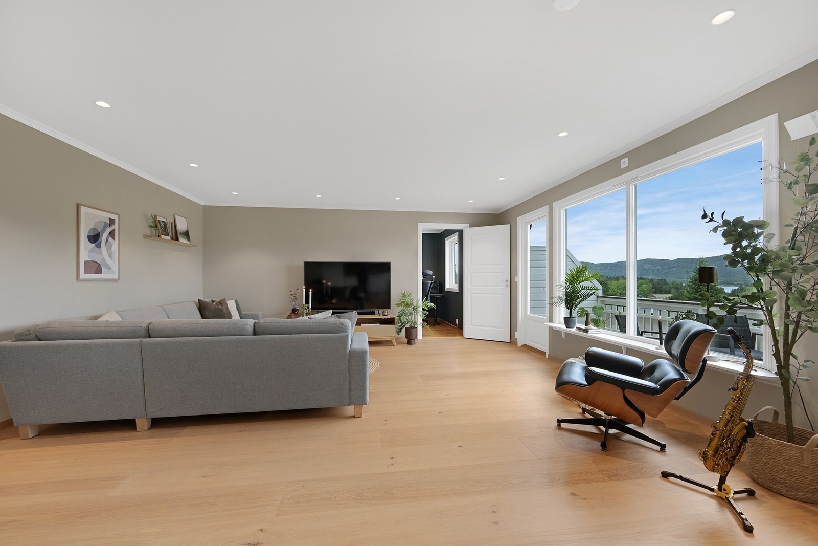 Veggene er malt i en tidsriktig farge som bidrar til en hyggelig atmosfære. Galleribilde