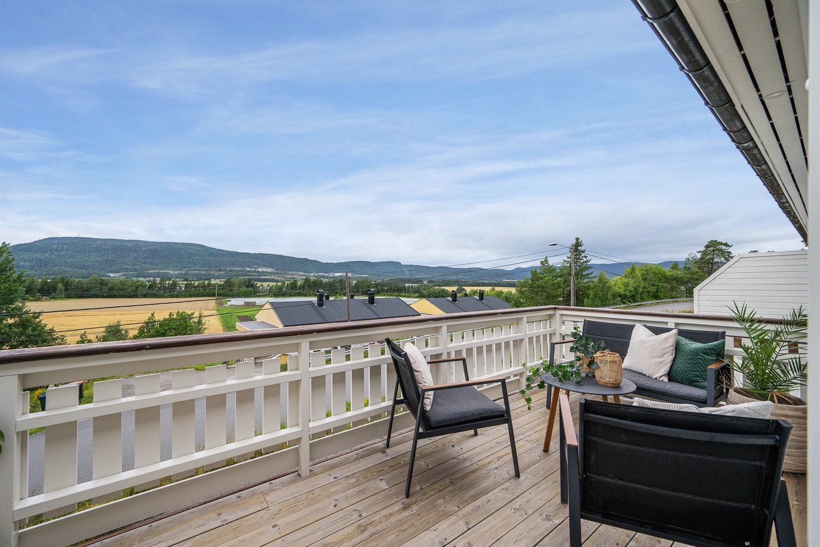 Dette er en innbydende og lys selveier i et solrikt og barnevennlig område i Skafjellåsen. Galleribilde