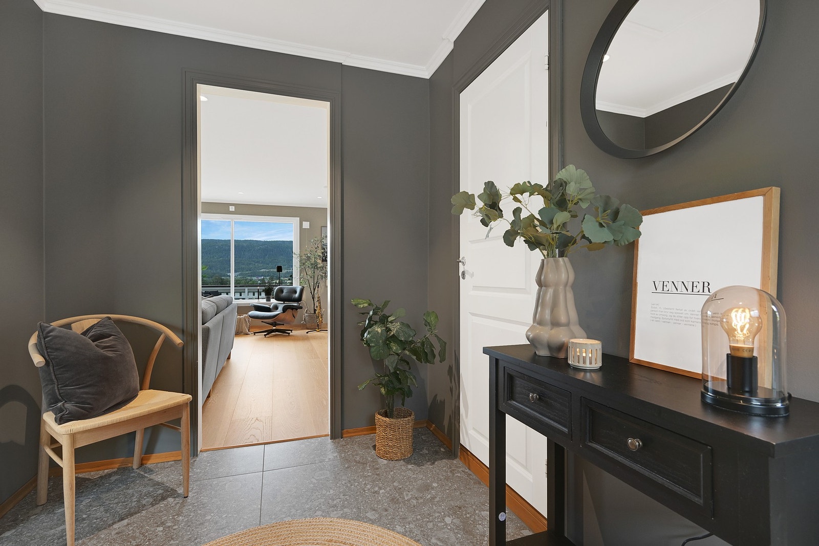 Nydelig utsikt som møter deg i det man entrer boligen. Galleribilde