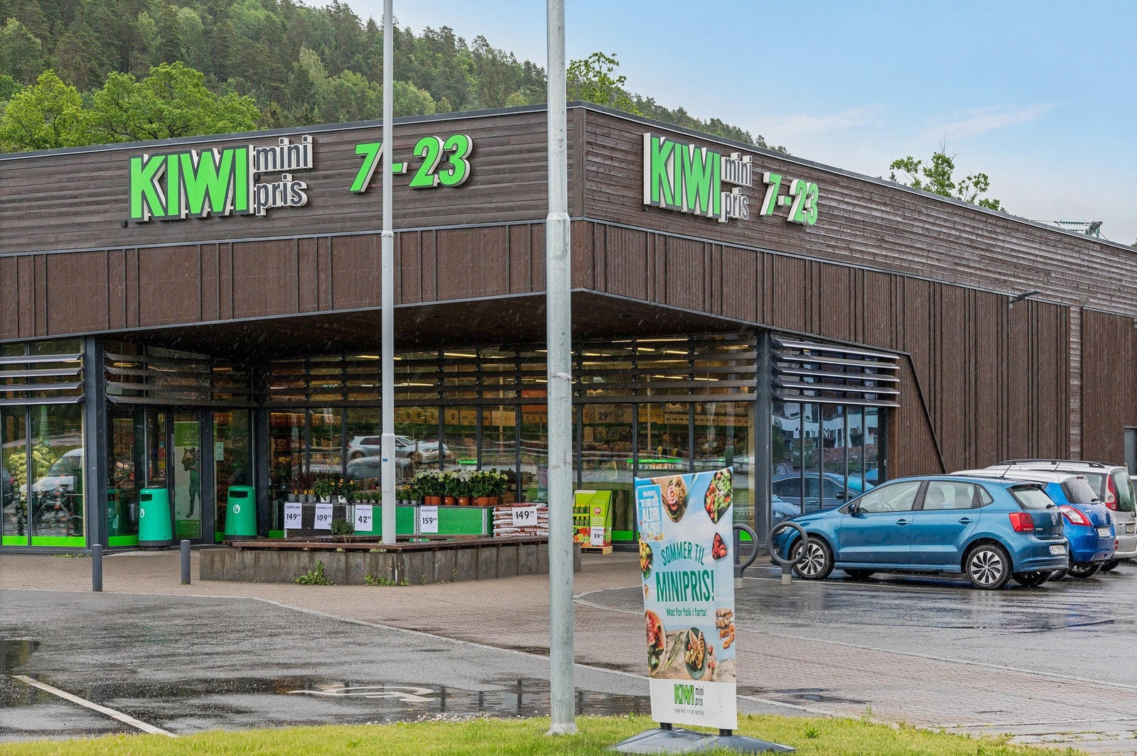 Dagligvarehandelen kan enkelt gjøres på Kiwi på Nordre Jarlsberg brygge, eller Coop extra på Lersbrygga. Den nye Menybutikken er også i nærheten. Galleribilde
