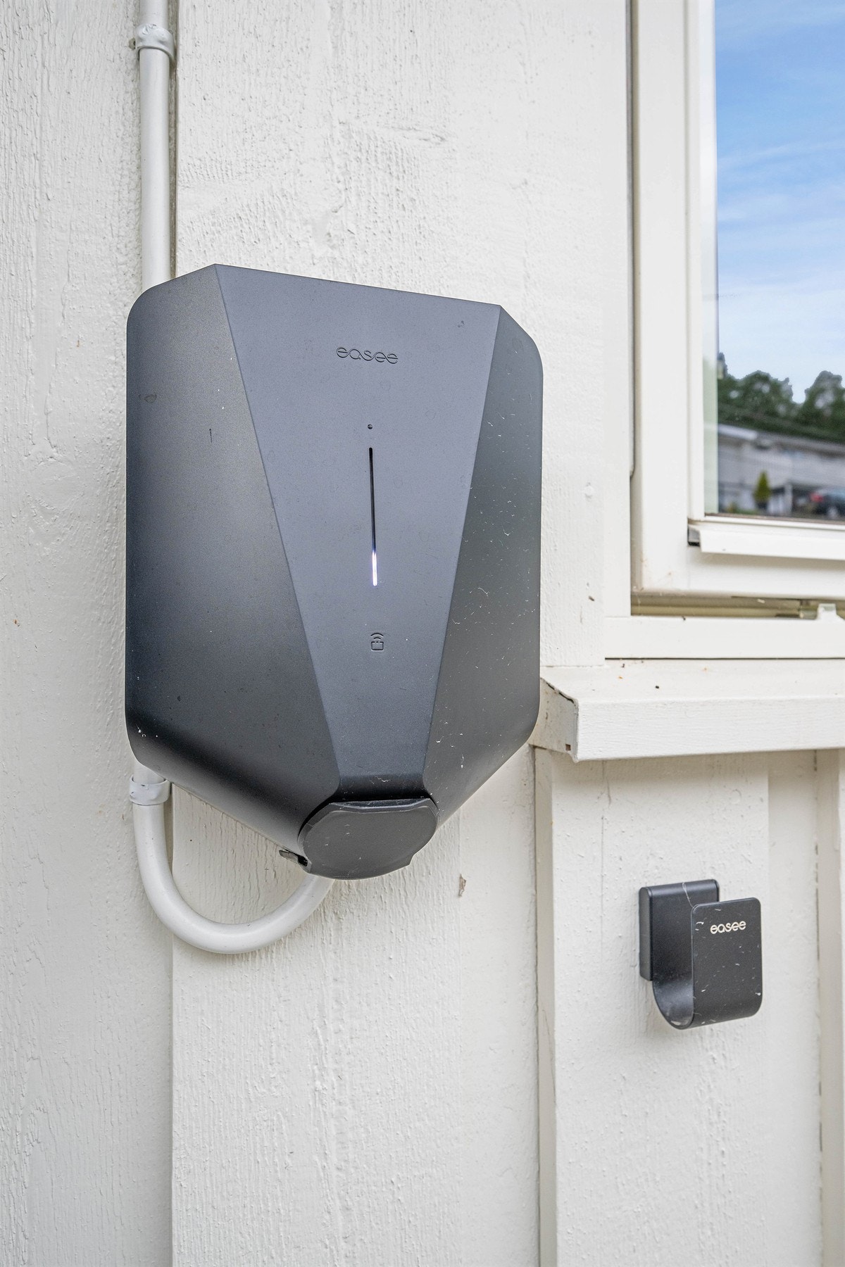 I 2025 ble det installert Easee-lader, like utenfor inngangspartiet. Galleribilde