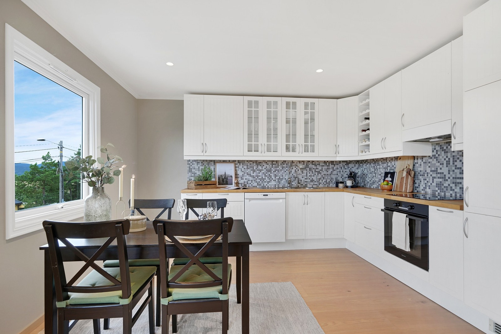 Kjøkkenet har god plass til en hyggelig spisegruppe i tilknytning til det vestvendte vinduet. Galleribilde