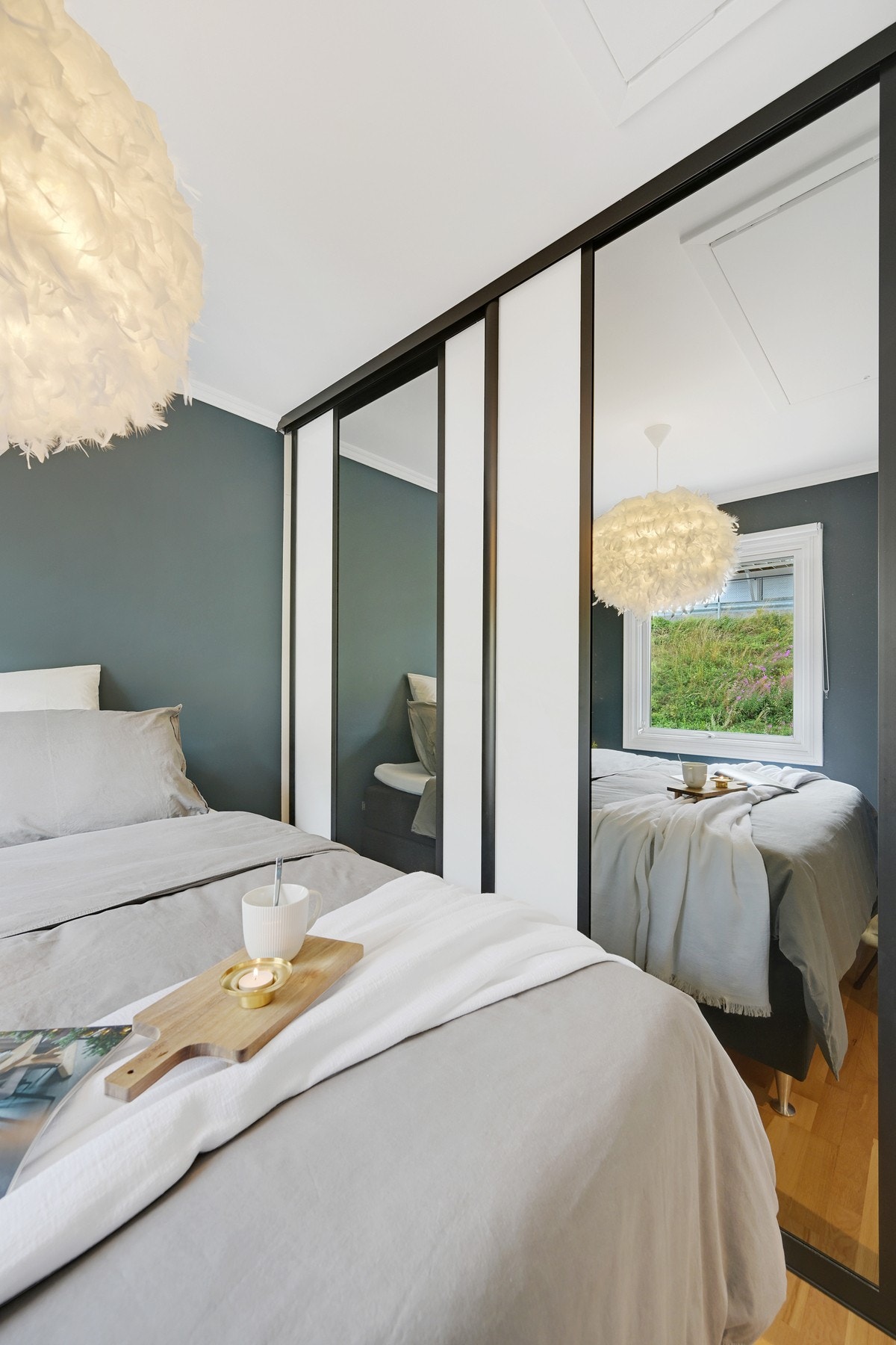 Praktisk skyvedørsgarderobe med speil. Galleribilde