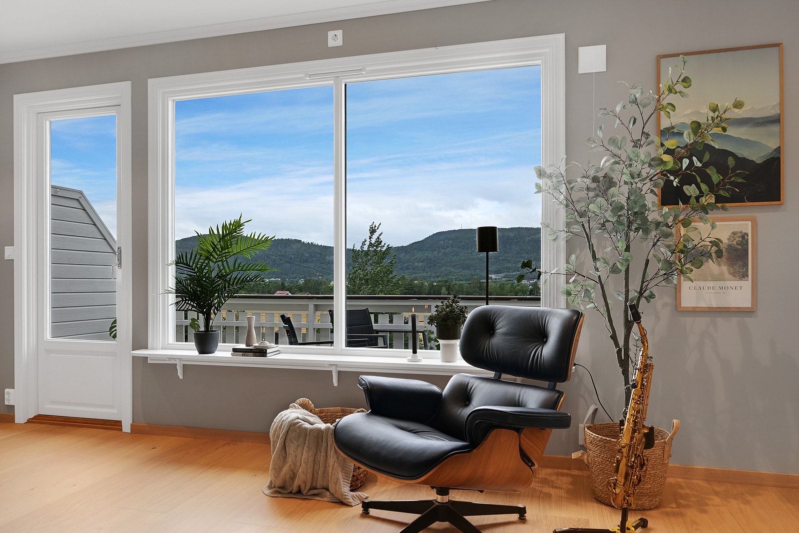 Velkommen inn i stuen. Store vindusflater sørger for rikelig med lysinnslipp og en flott utsikt. Galleribilde