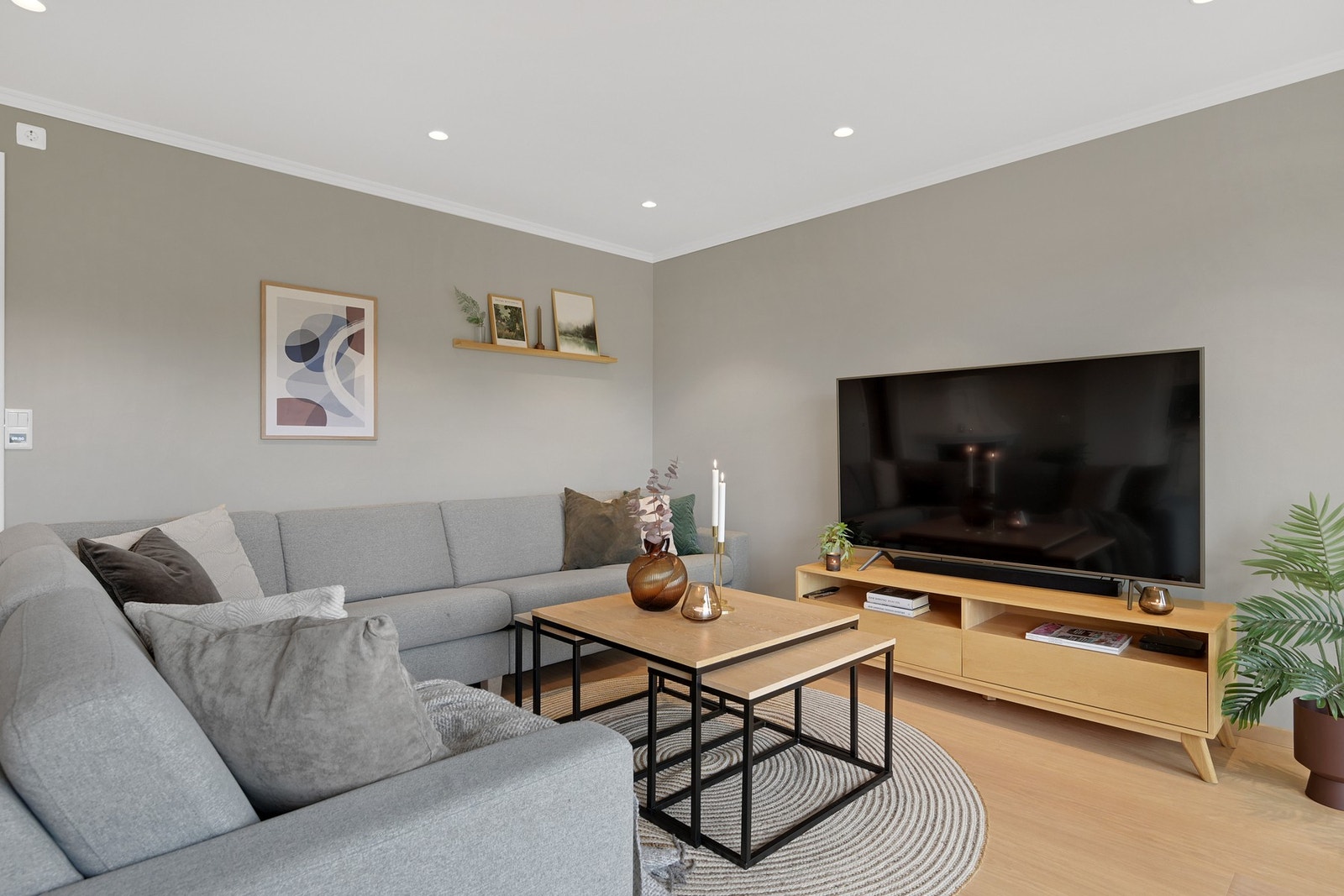 Stuens åpne planløsning gjør at man enkelt kan innrede med møblement etter eget ønske. Galleribilde