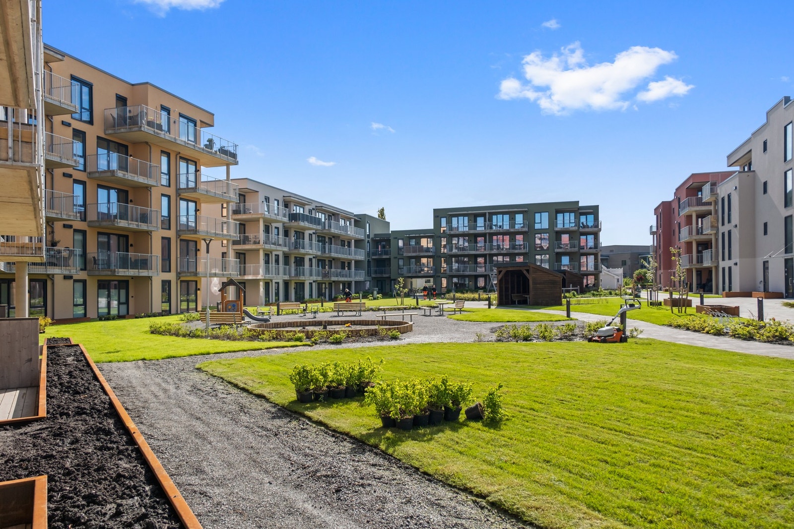 Hangaren byr på innbydende fellesarealer med en flott felleshage. Galleribilde
