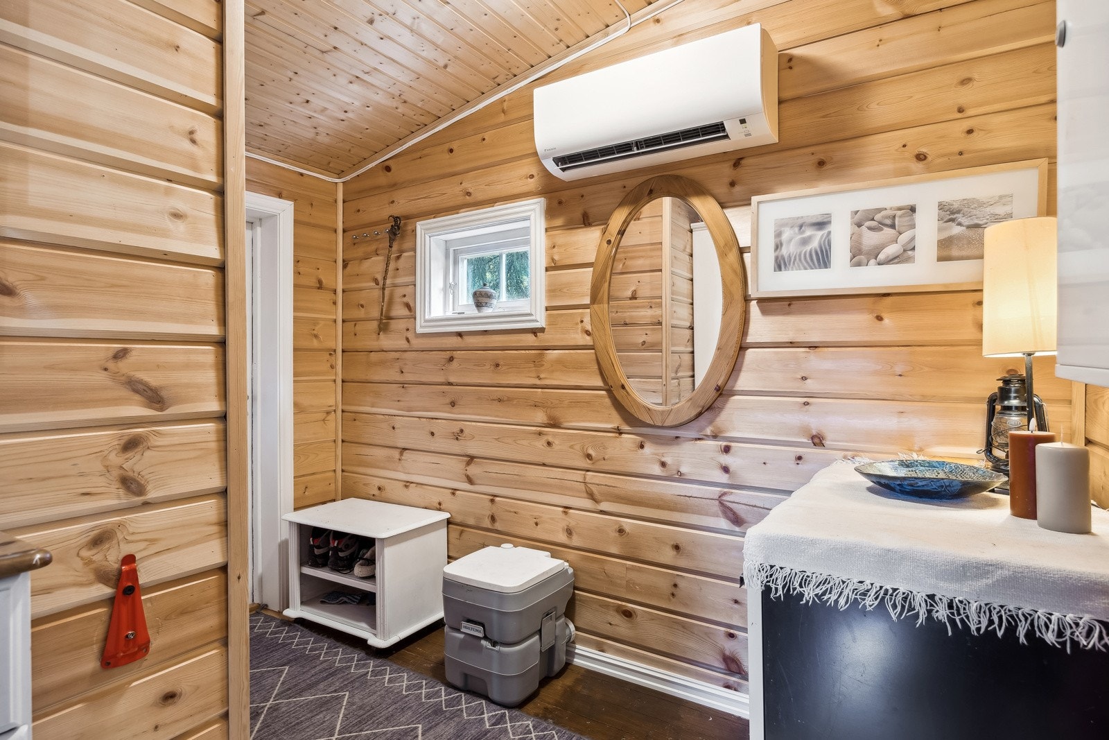 Hytten ligger en kort spasertur fra flotte turområder og badeplasser, samt enkel tilgang til lokale fasiliteter Galleribilde