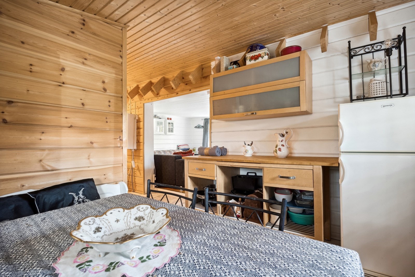 Den enkle, funksjonelle innredningen passer perfekt inn i hyttas harmoniske stil. Galleribilde