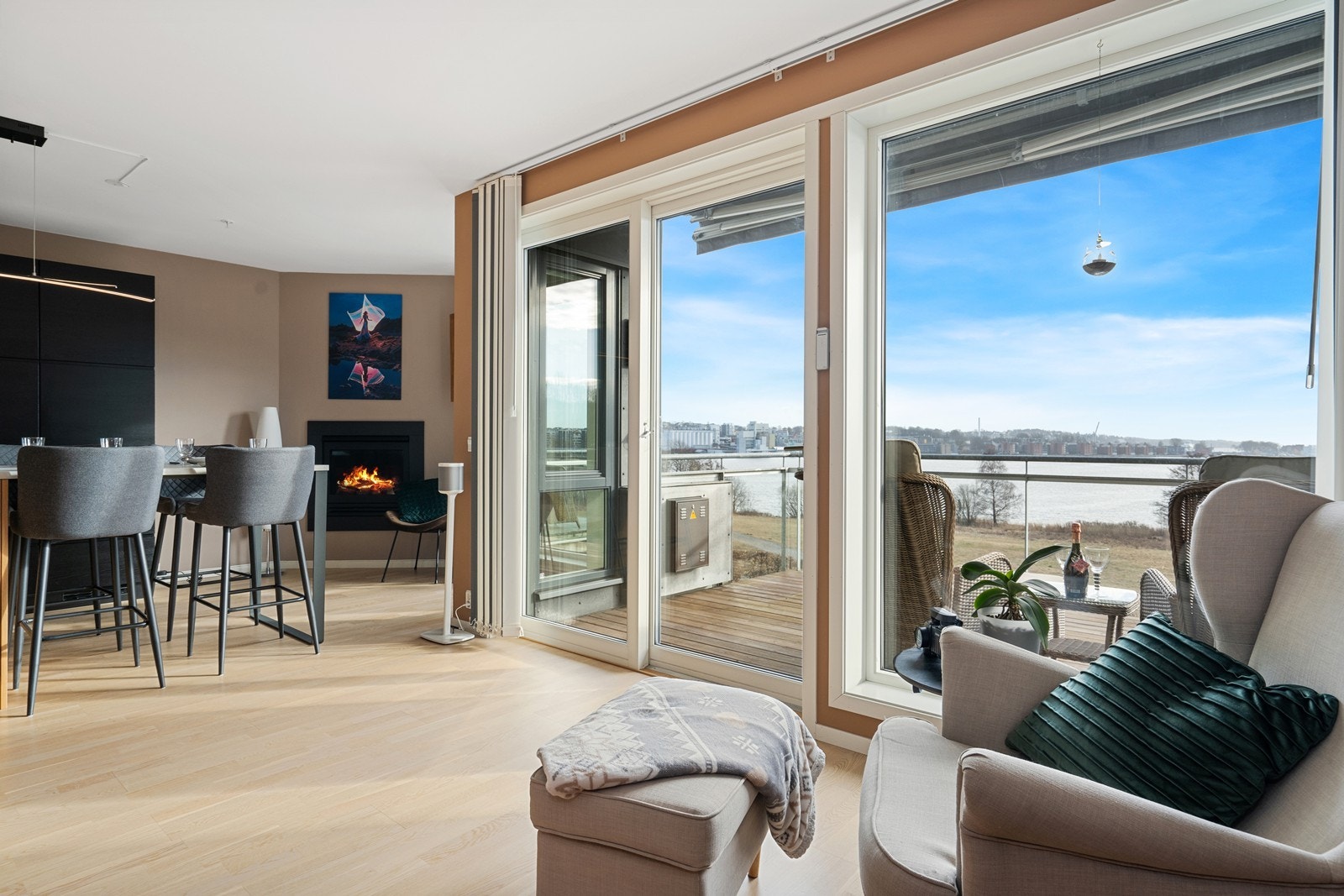 Leiligheten er gjennomgående og har romslig balkong med fantastisk utsikt mot sjøen. I tillegg tilkommer hyggelig uteplass på inngangsside. Galleribilde