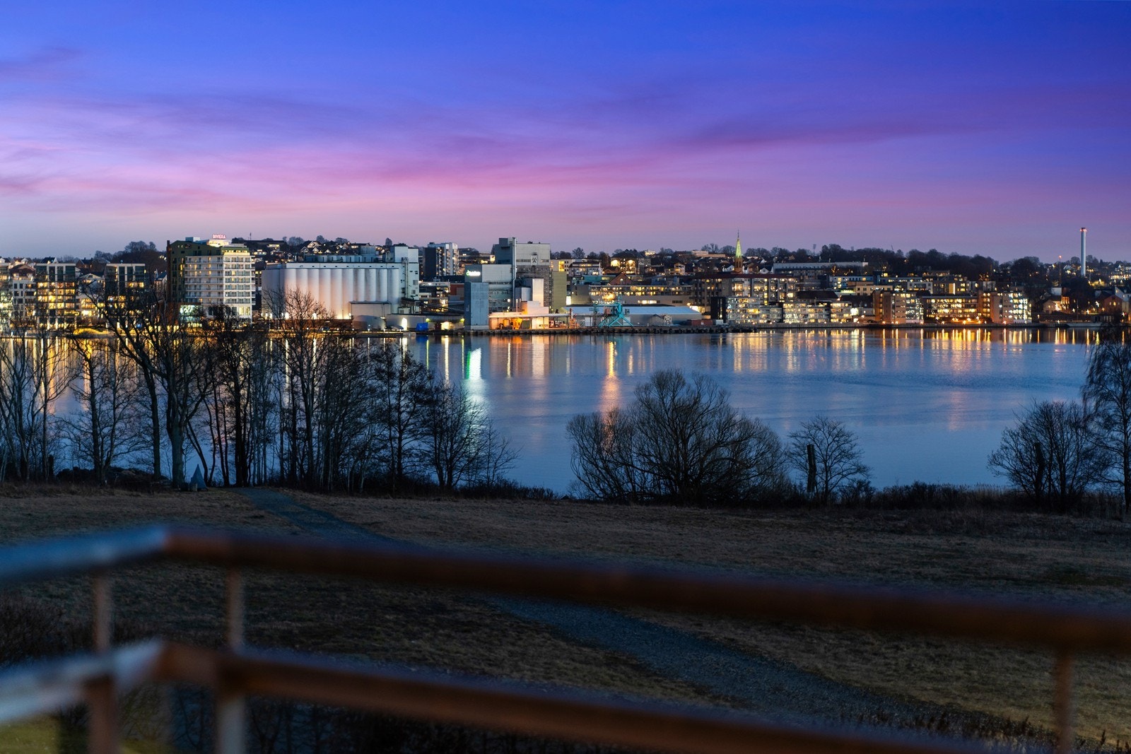 Leiligheten ligger sentralt på Jeløya. Det er kort vei til skoler, matbutikker, turstier, sentrumskjernen mm. Galleribilde