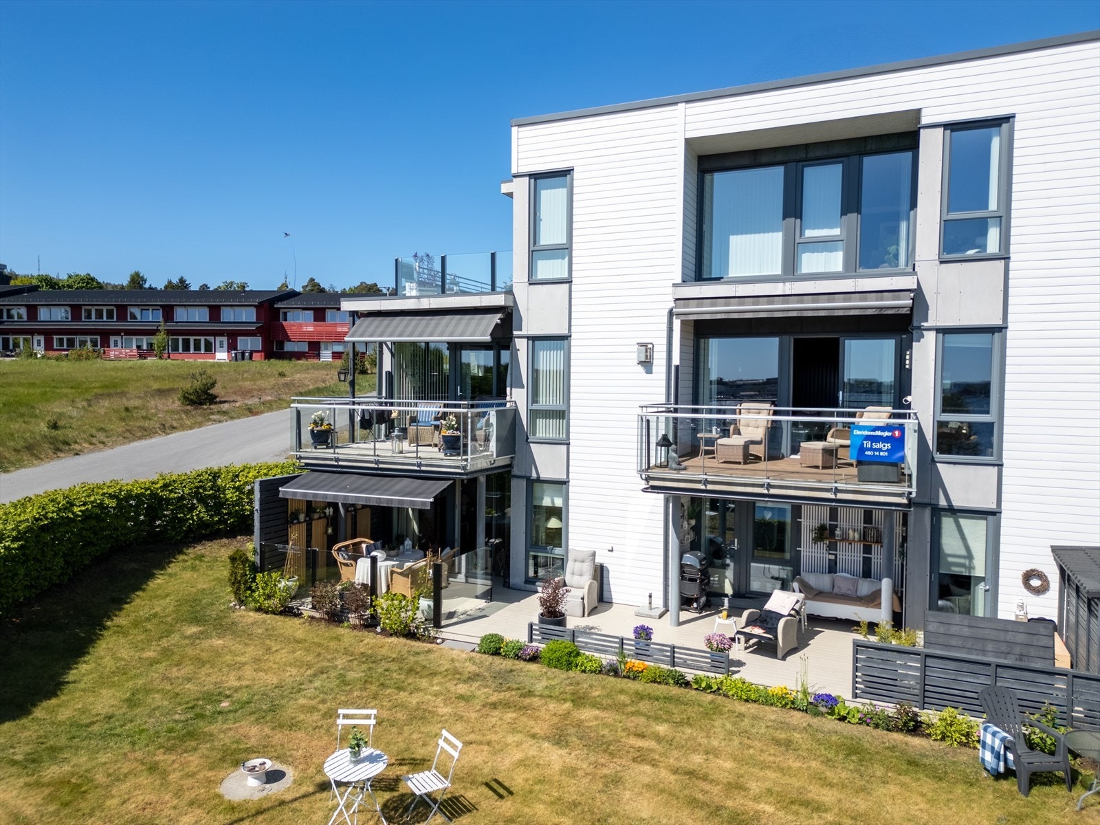 Leiligheten er gjennomgående og beliggende i 2. etasje. Her bor man i første rekke mot sjøen! Galleribilde