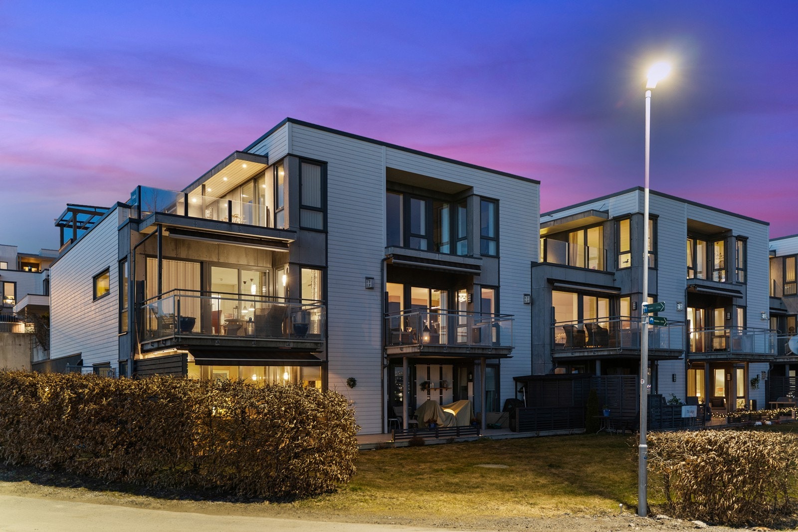 Leiligheten er gjennomgående og har en fredelig beliggenhet i rolige og populære omgivelser på Jeløya. Galleribilde