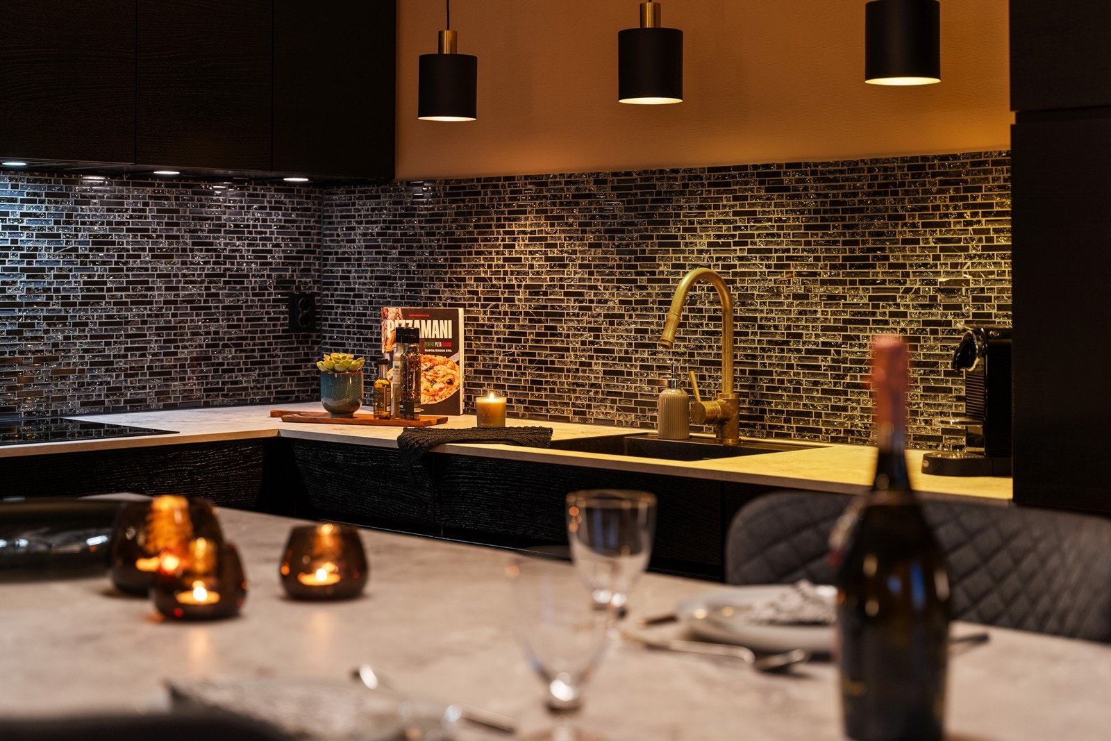 Et velutstyrt kjøkken med rikelig benkeplass og gjennomtenkte detaljer, skapt for både hverdagsbruk og matlaging. Galleribilde