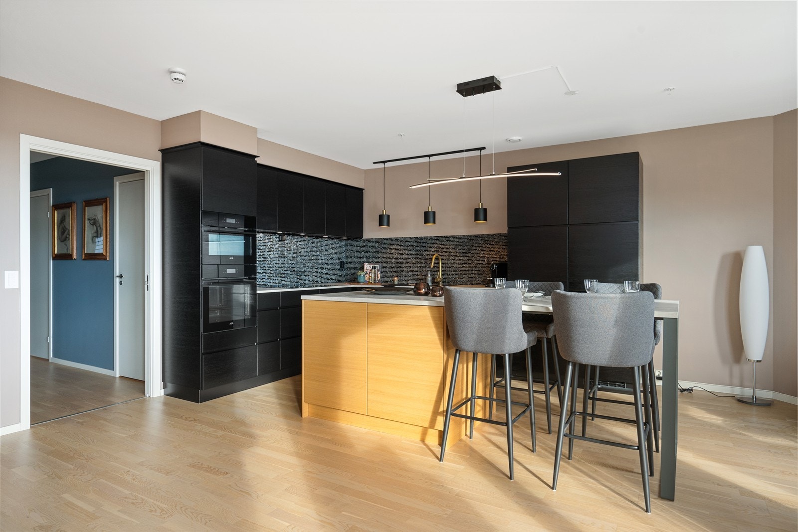 Lys og luftig stue/kjøkkenløsning med store vindusflater og åpen planløsning Galleribilde