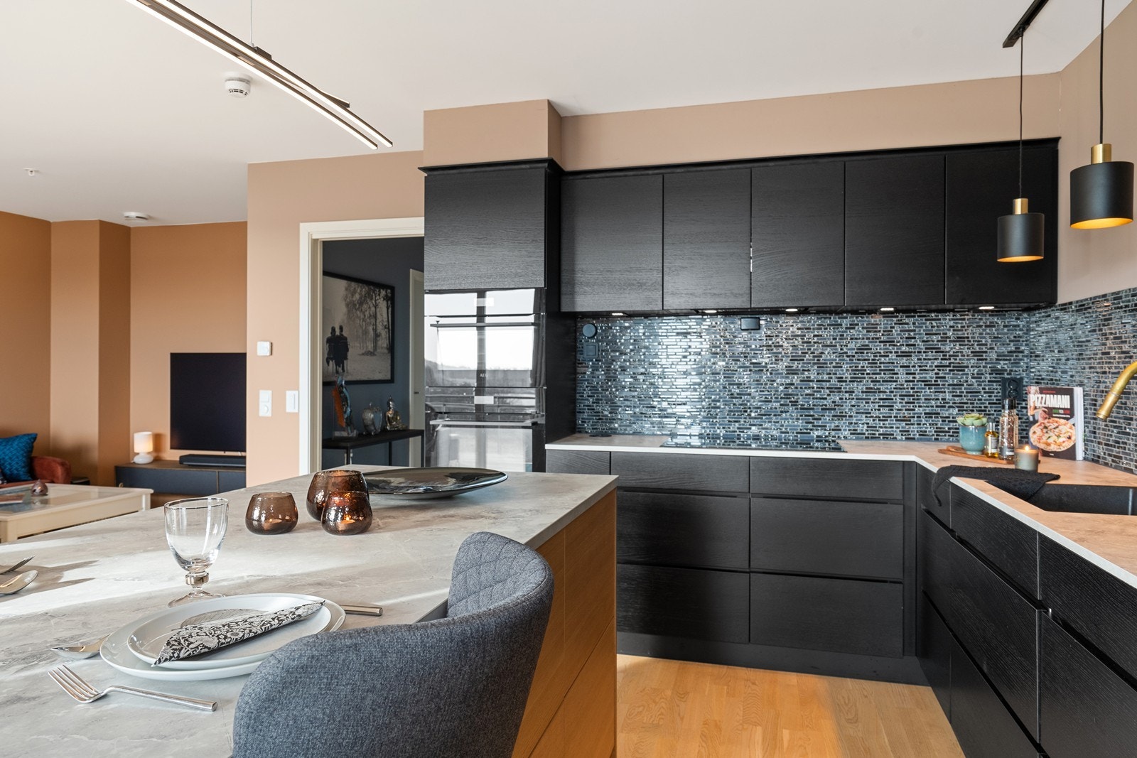 Stilrent og praktisk kjøkken med god benkeplass og åpen forbindelse til stua. Galleribilde